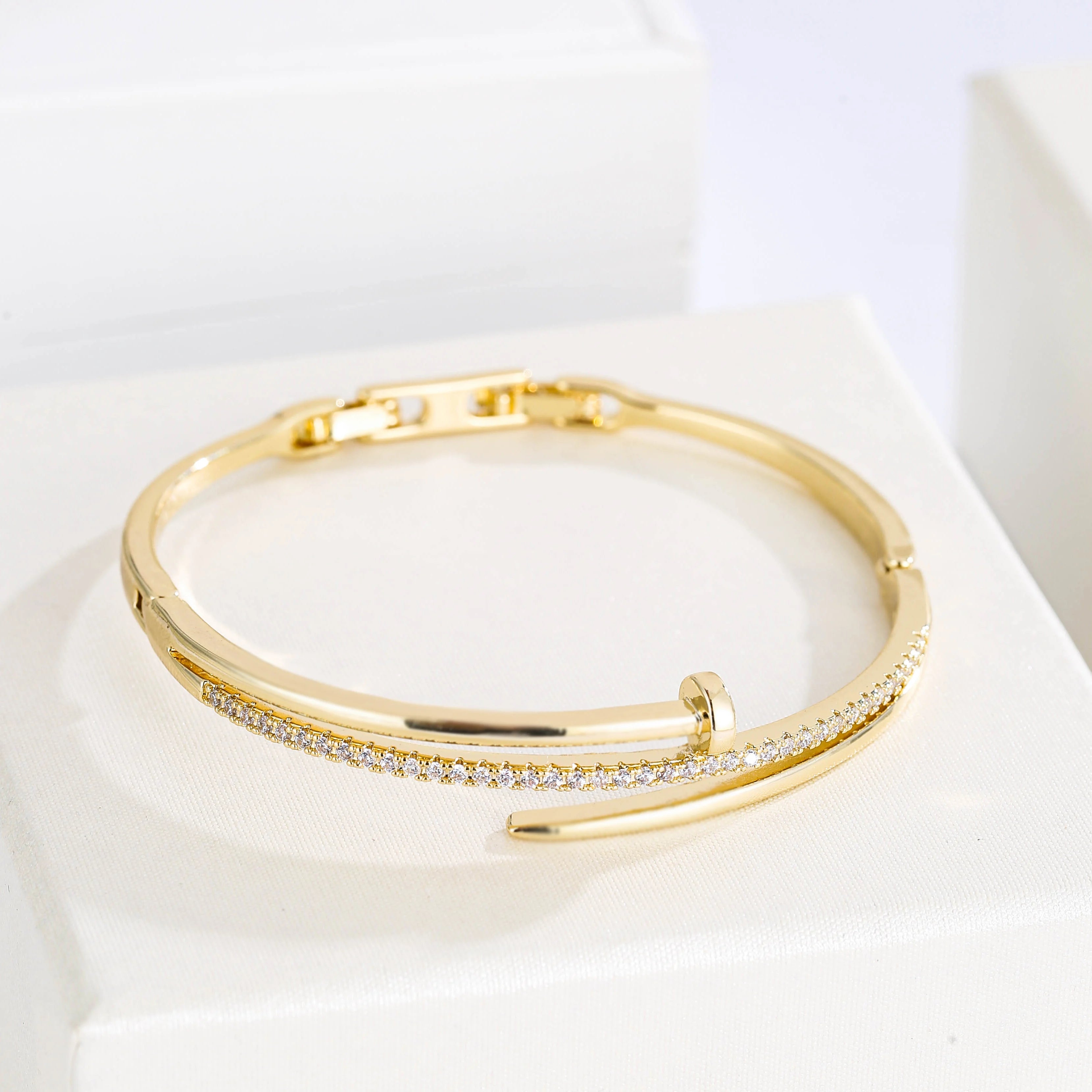 2024 Summer Light Luxury Zirconia Bracelet for Women Fashion Office Gathering Jewelry Accessories