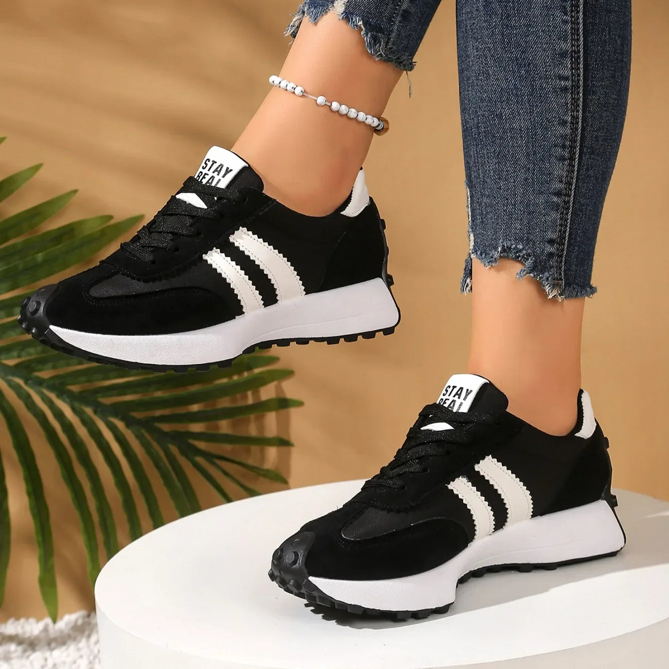 2025 Spring Women Sneakers New Luxury Flat Comfortable Slip on Sneakers Women Trend Lightweight Outdoor Designer Shoes for Women