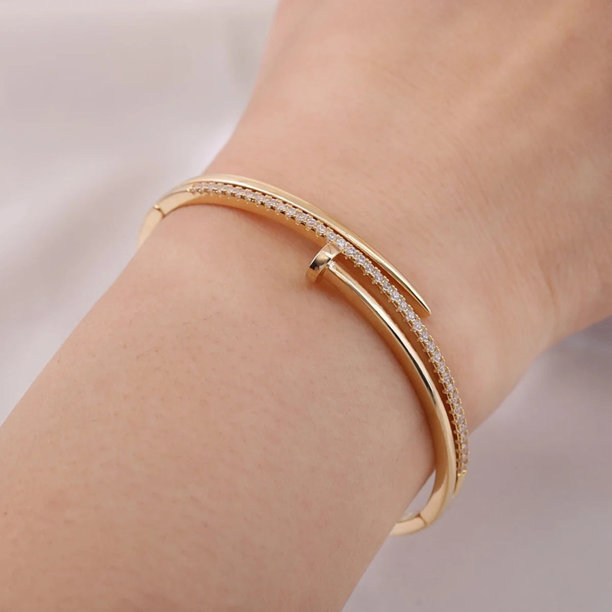 2024 Summer Light Luxury Zirconia Bracelet for Women Fashion Office Gathering Jewelry Accessories